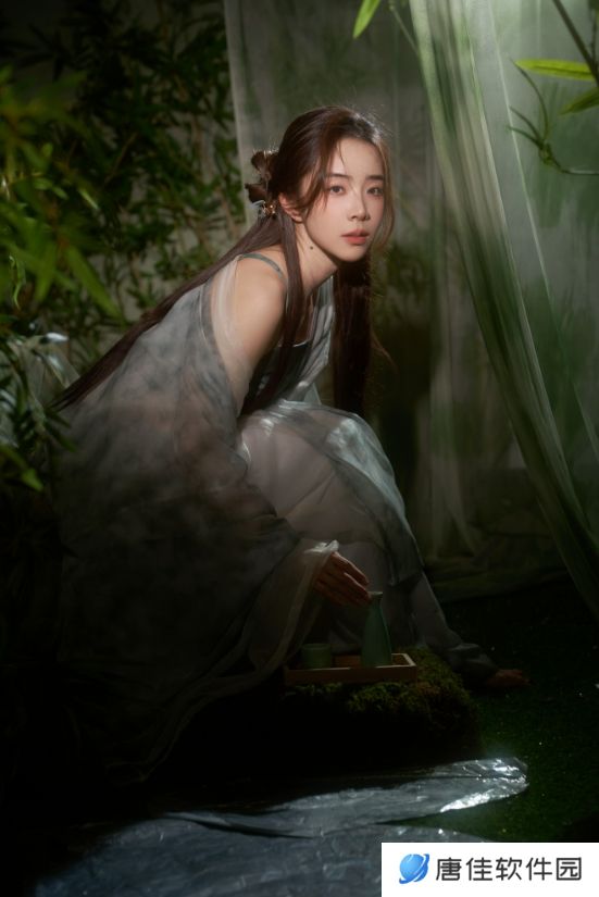 又有新皮肤了！余霜晒新写真照：被朦胧的纱幔与翠竹环绕～